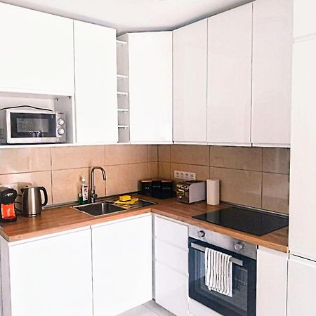 Beautiful Spacious 1-Bed Apartment With Aircon 卡门港 外观 照片