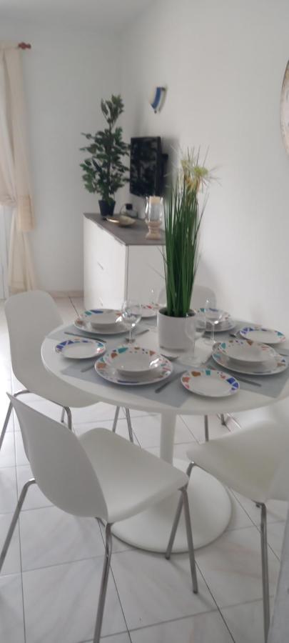 Beautiful Spacious 1-Bed Apartment With Aircon 卡门港 外观 照片