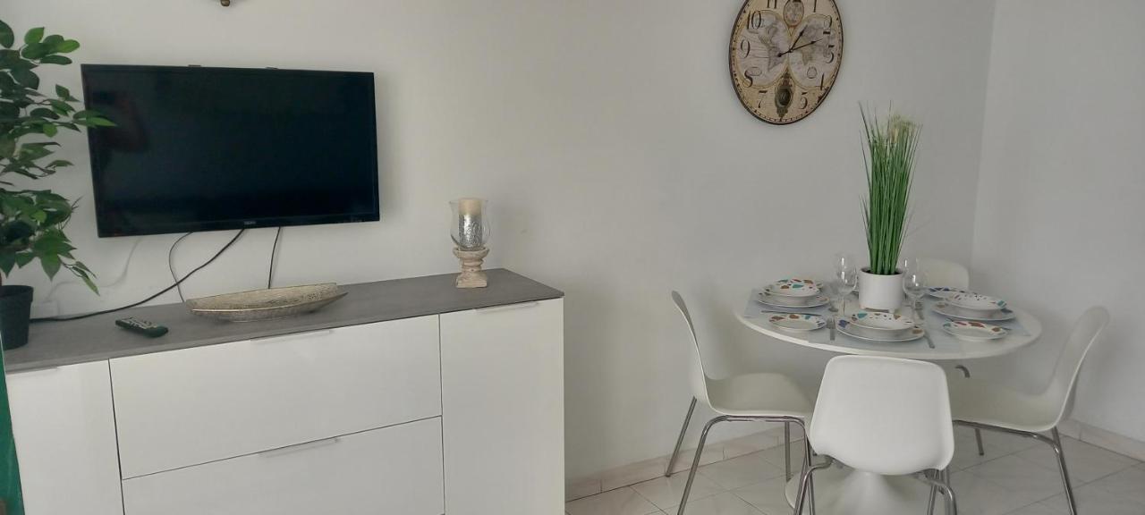 Beautiful Spacious 1-Bed Apartment With Aircon 卡门港 外观 照片