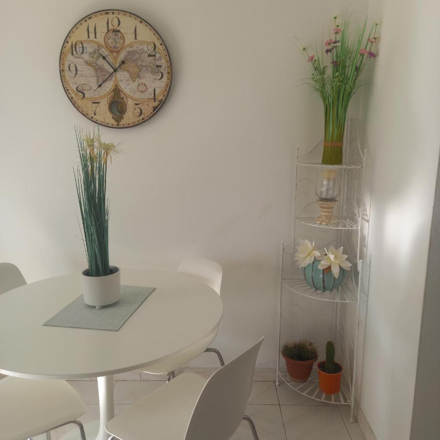 Beautiful Spacious 1-Bed Apartment With Aircon 卡门港 外观 照片